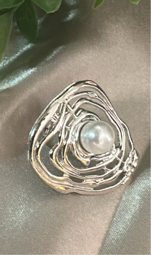 Adjustable center pearl ring